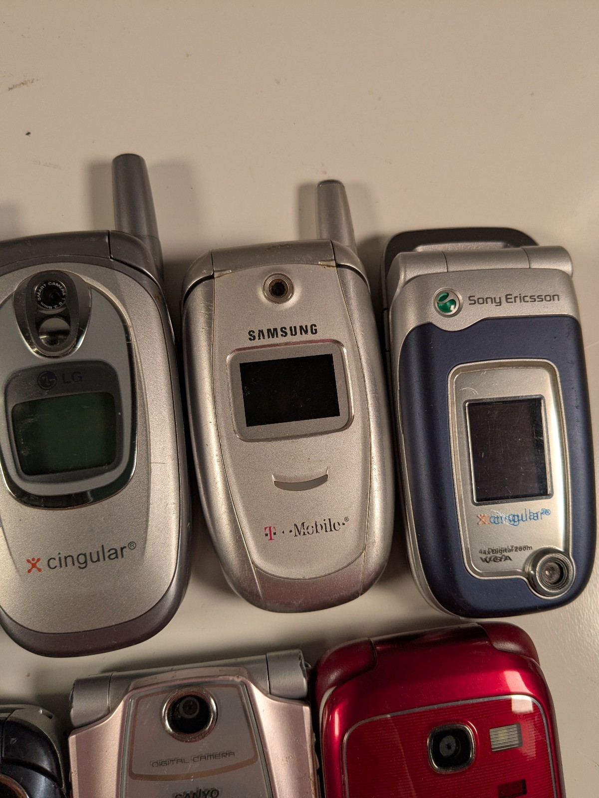 Lot (9) Flip Cell Phones LG PM225 CG300 C2000 Samsung Doro 618 Sanyo Ericcson