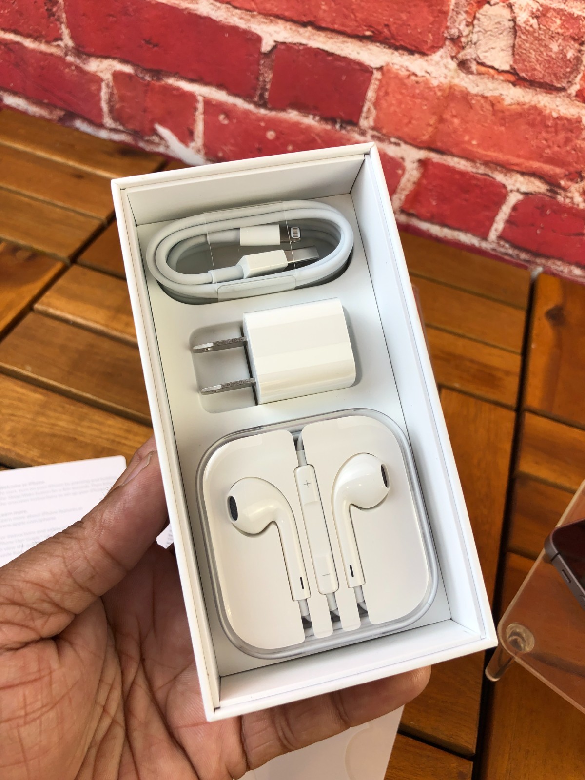 Complete – APPLE IPHONE SE SPACE GRAY A1662 w/ New EarPods SCREEN LOCKED – READ