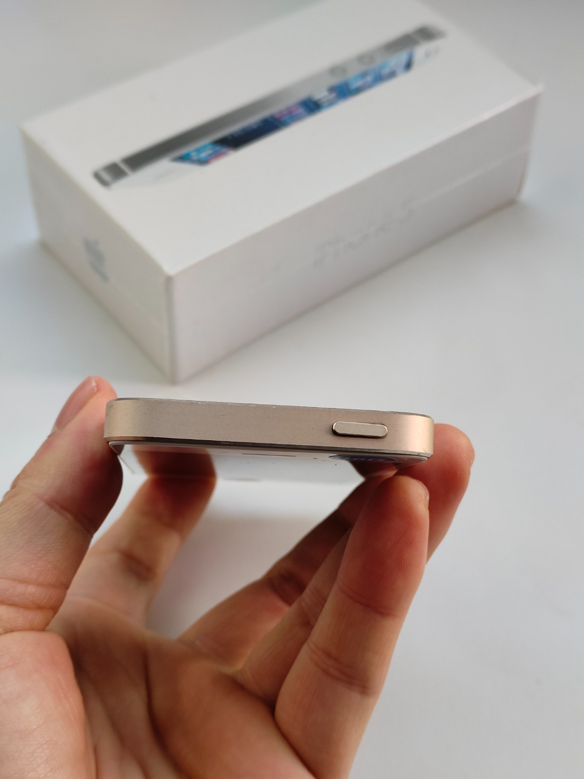 Apple iPhone 5/5s/5c 16GB Factory UNlocked Black/White/Gold Good 90%N ew US