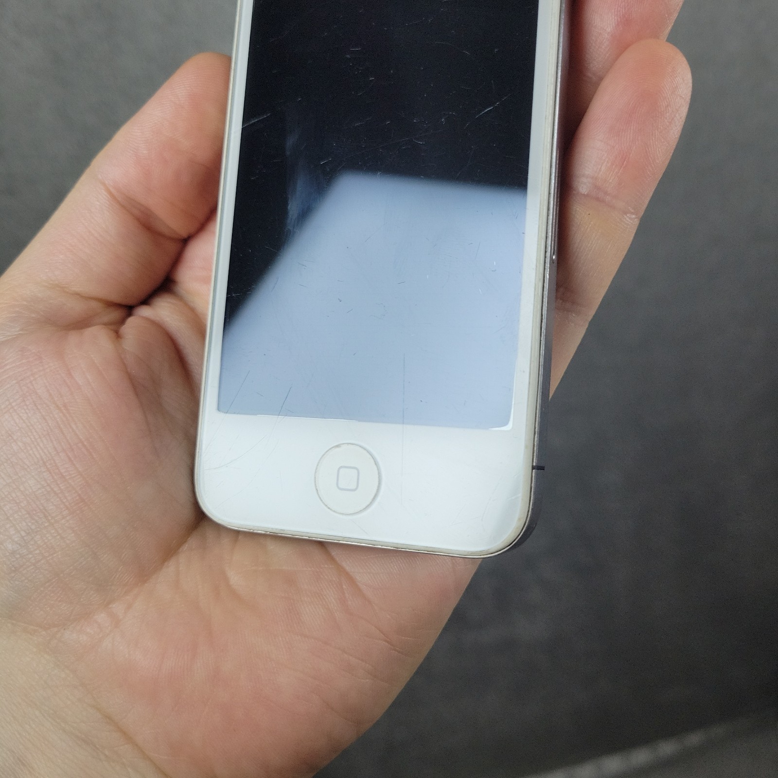 Apple iPhone 4 16GB White A1332 iOS 7.0.2 Works Cracked Back Read