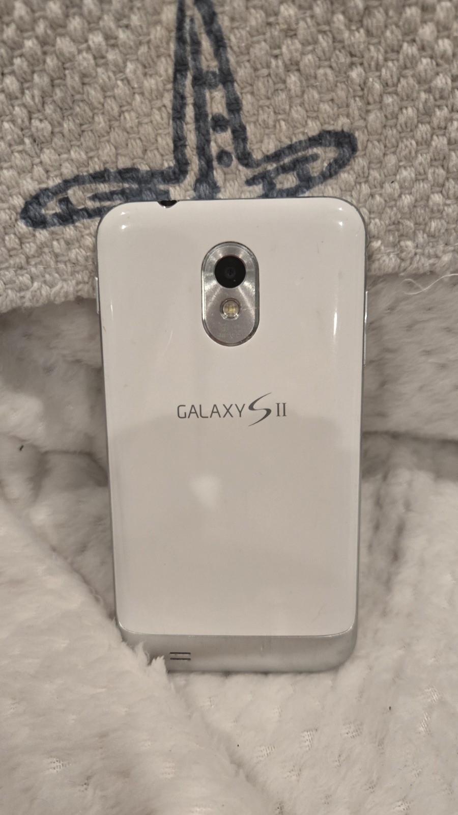 Samsung Galaxy S II – 16GB – White (Boost Mobile) Cracked Screen
