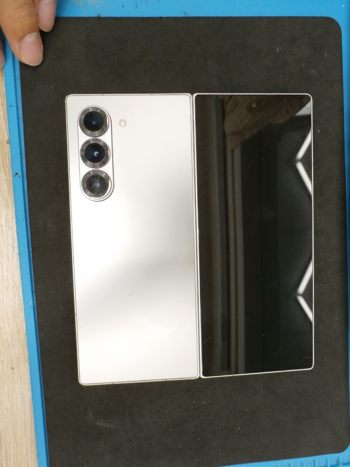 (Read) Samsung Galaxy Z Fold 6 256GB Silver Shadow SM-F956U ATT/ Cricket Locked