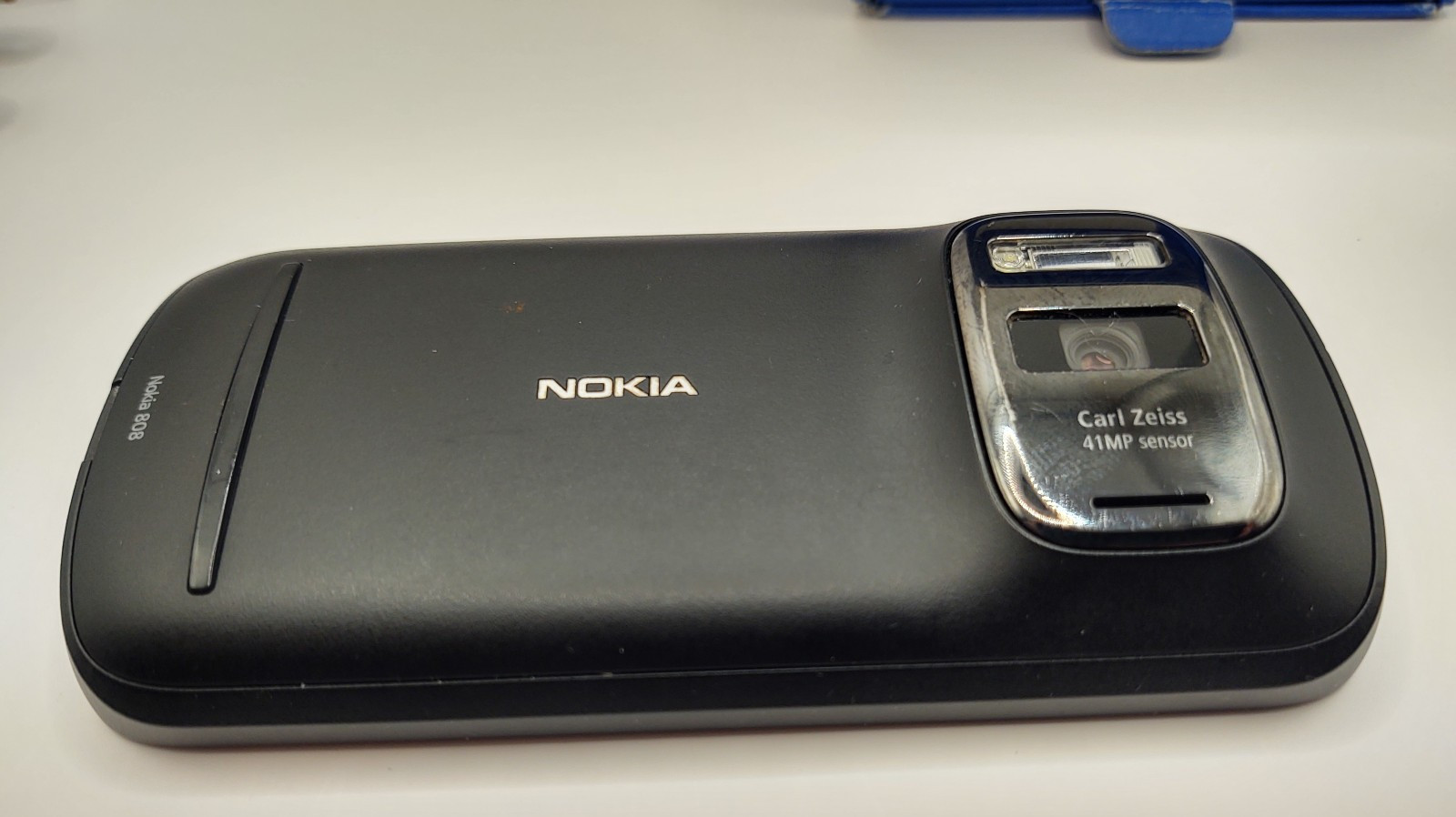 Nokia 808 Pureview Smart phone Cell phone – COMPLETE – Black, with extras!