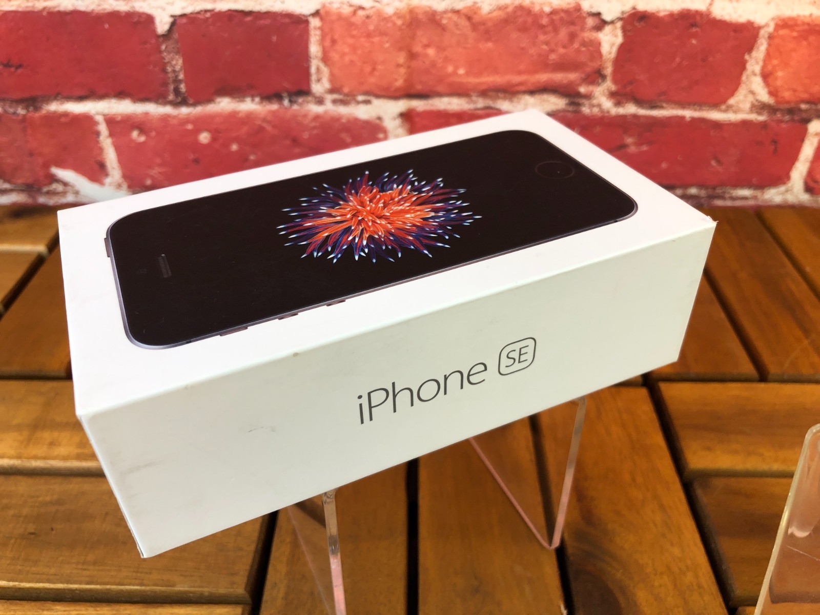 Complete – APPLE IPHONE SE SPACE GRAY A1662 w/ New EarPods SCREEN LOCKED – READ