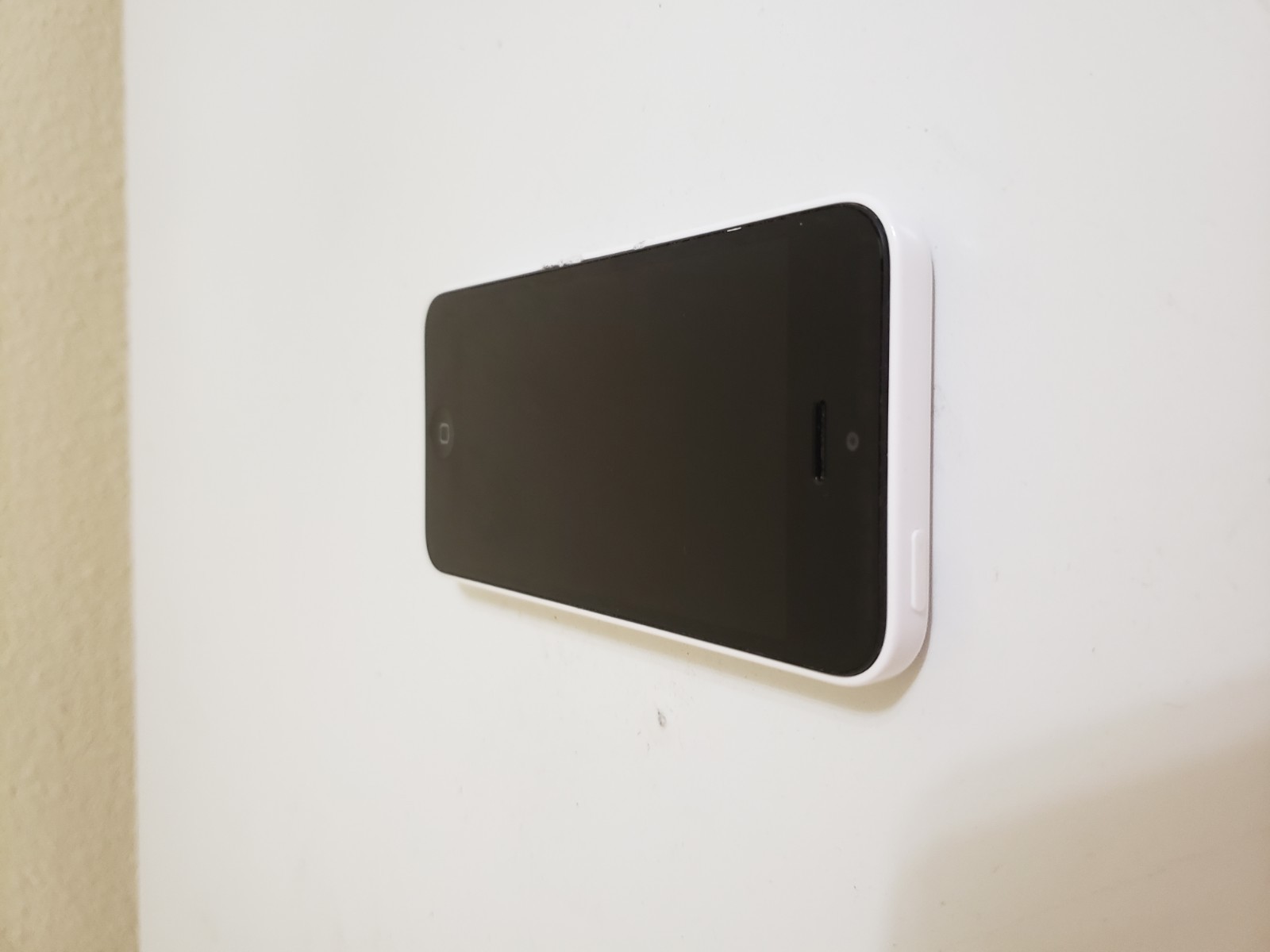 Apple iPhone 5c – 8GB – White (Unlocked) A1532 (CDMA + GSM) For parts or repair