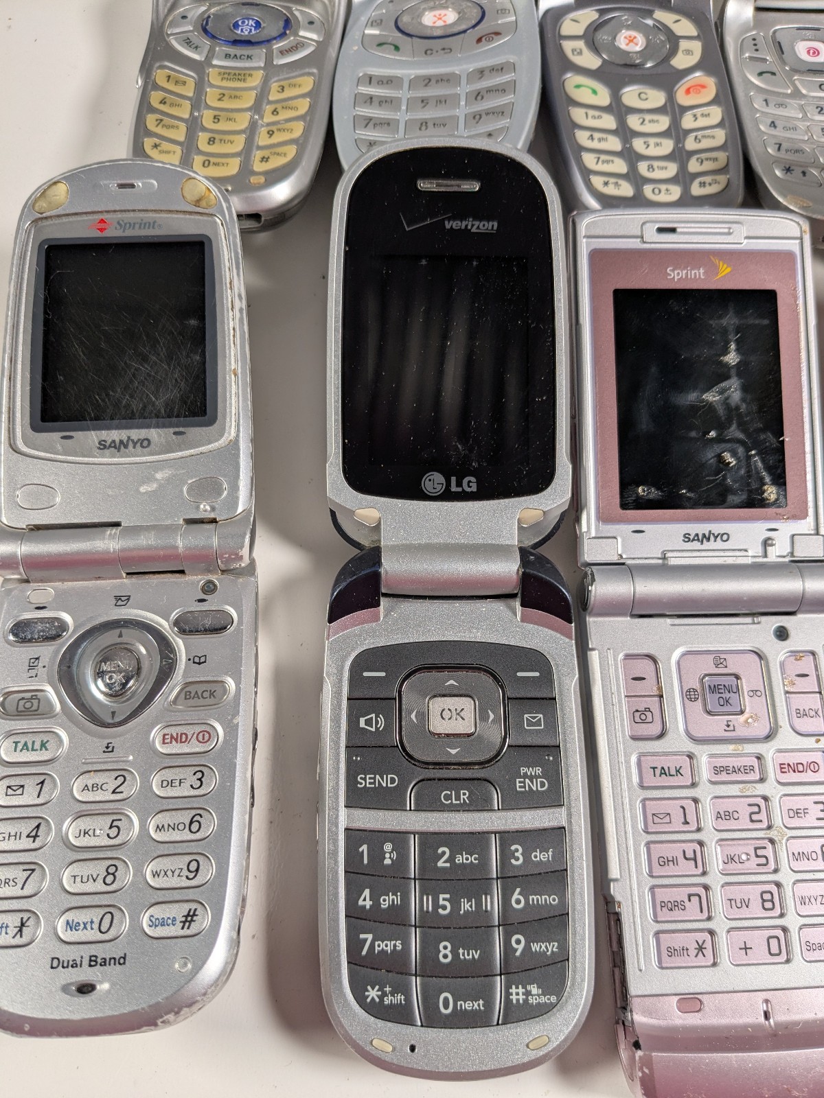 Lot (9) Flip Cell Phones LG PM225 CG300 C2000 Samsung Doro 618 Sanyo Ericcson