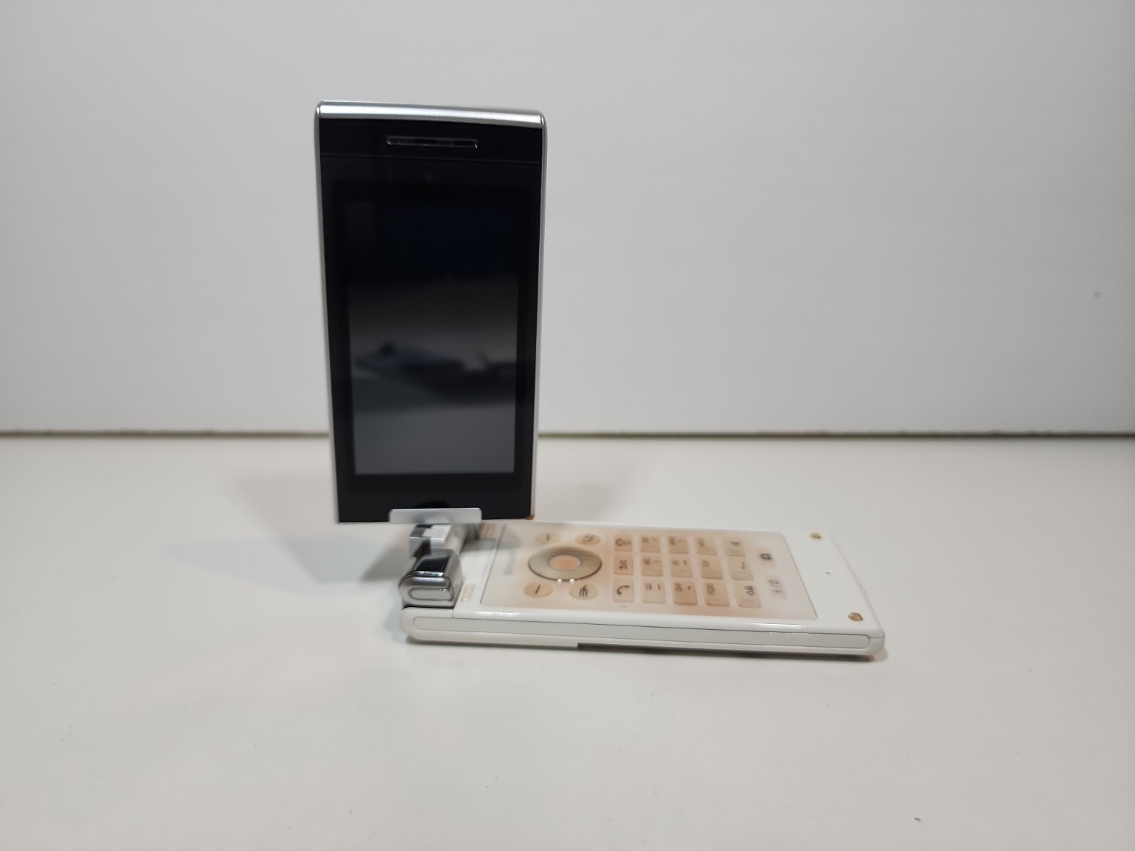 SHARP AQUOS WHITE SH-7118C Android Flip Phone Used Needs New Battery