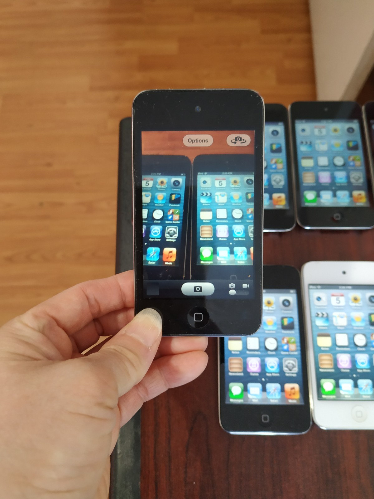 Lot of 10 Apple iPod Touch 4th Generation 32GB (7pc) / 16GB (3pc)