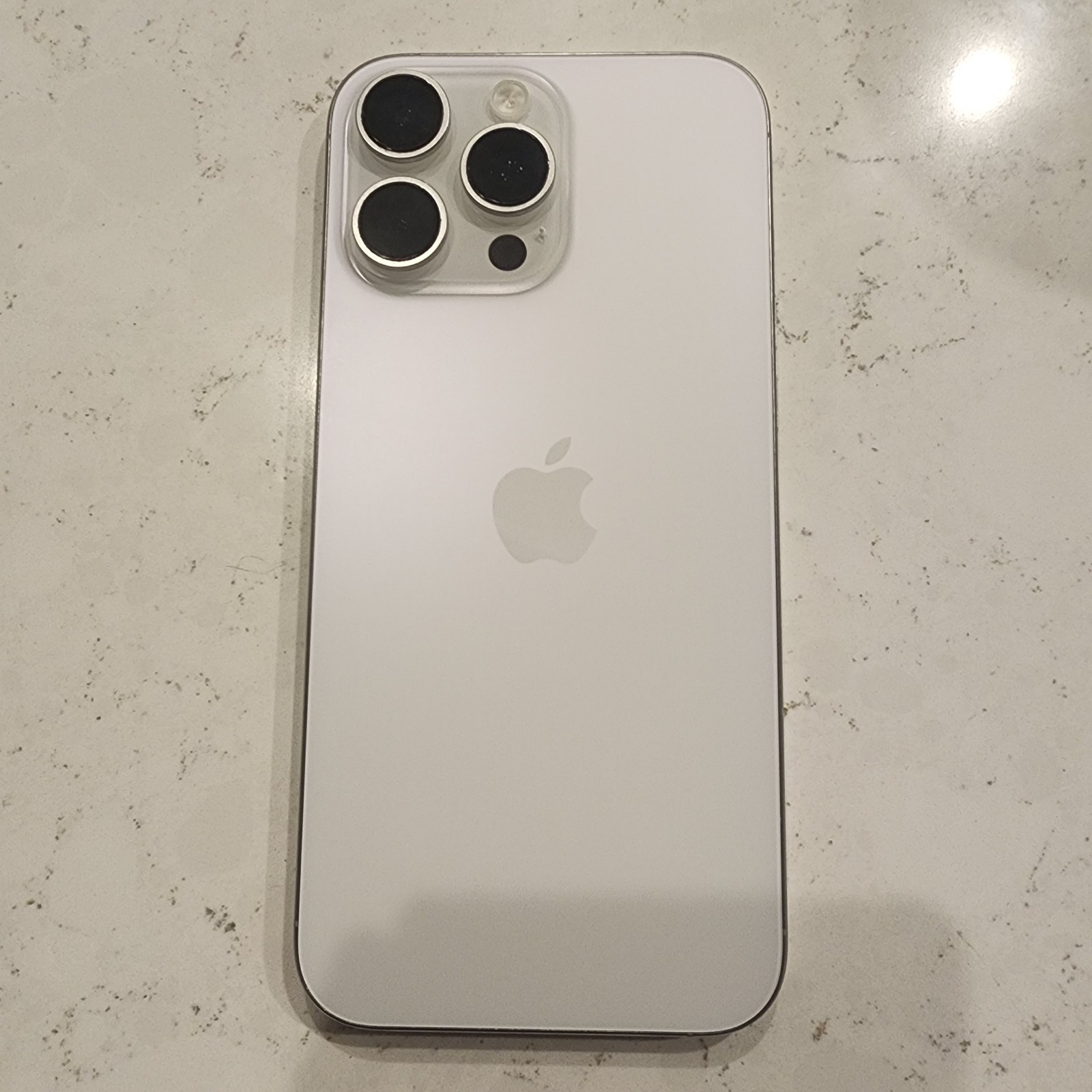 Apple iPhone 16 Pro Max – 256 GB – White Titanium (Unlocked) (LCD) (ESN Checks)