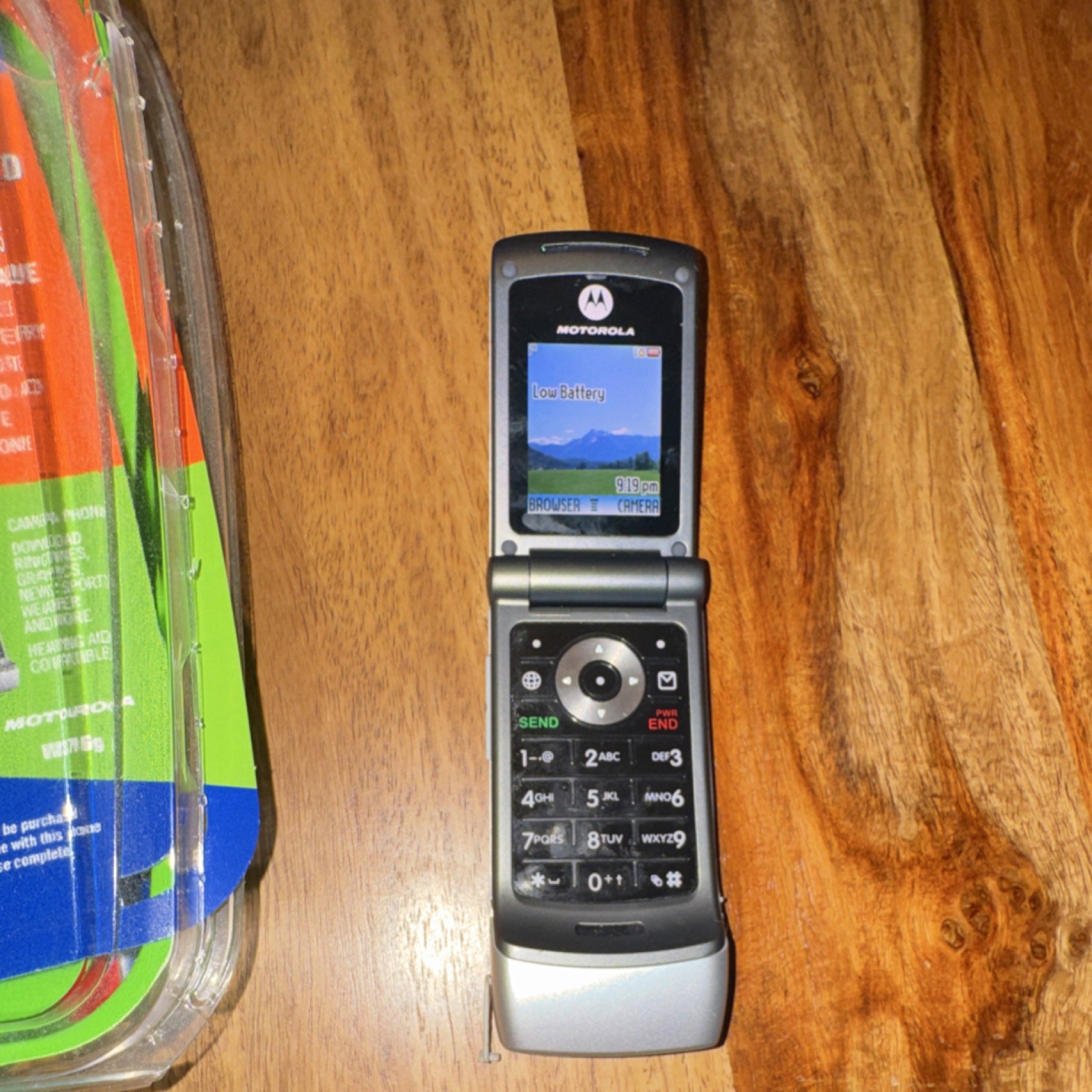 Motorola W376g TracFone Prepaid Flip Phone Bluetooth 0.3MP Camera Silver