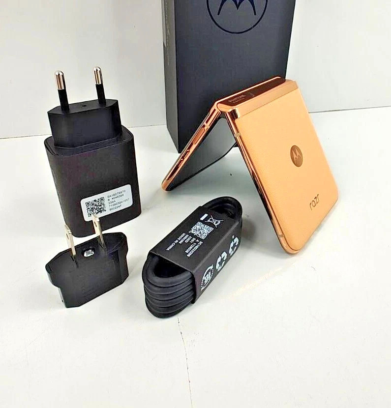 Moto Razr 40 Ultra 5G XT2321-1 5G 8GB RAM/256GB Foldable 6.9″ Peach Fuzz
