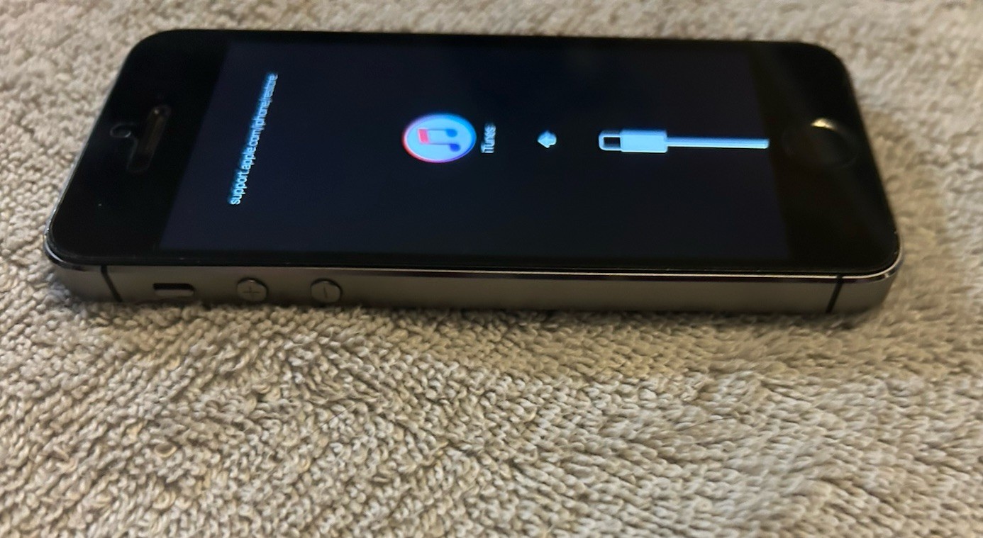 apple iphone 5s a1533 Used- Good Screen – For Parts