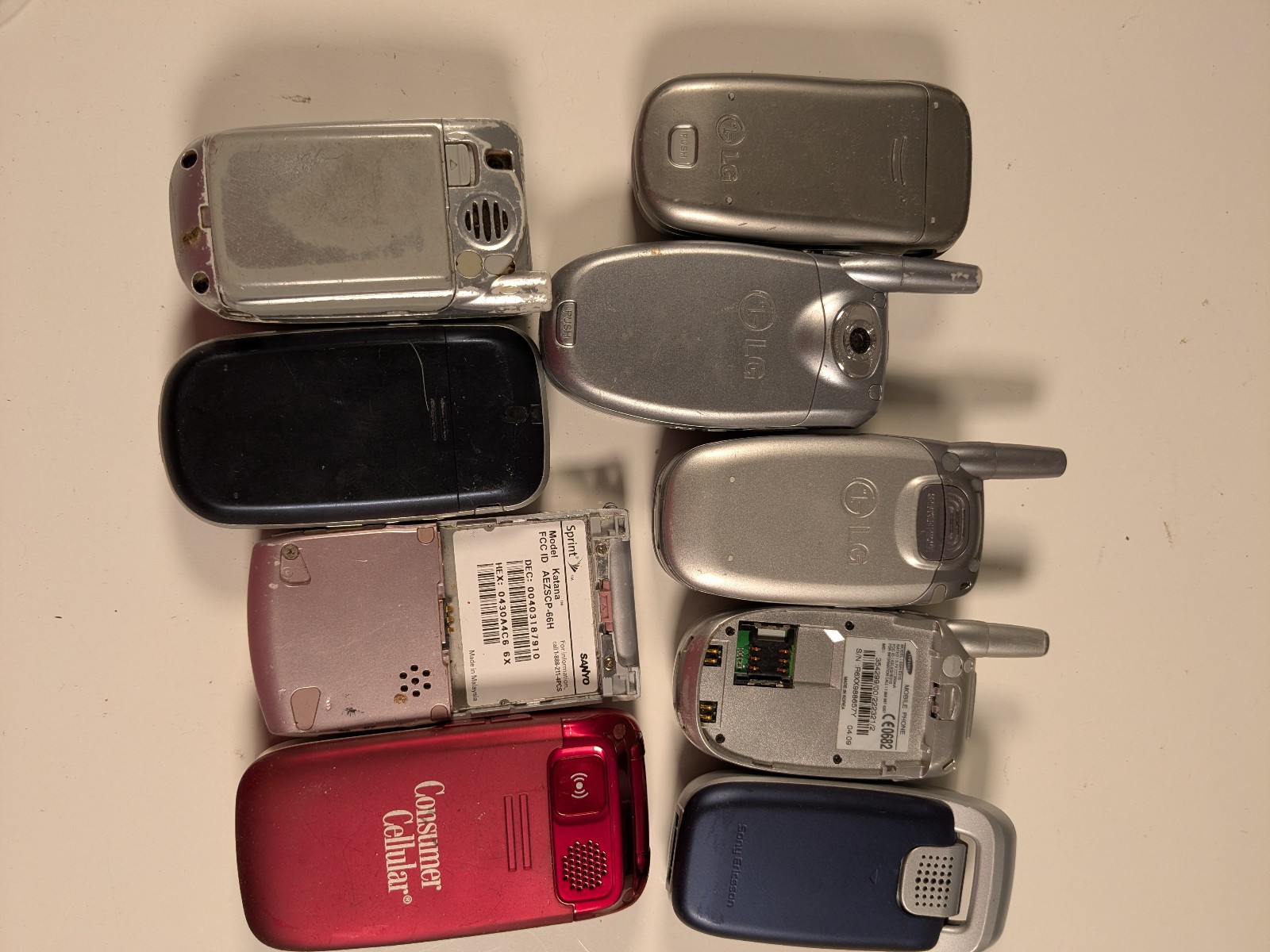 Lot (9) Flip Cell Phones LG PM225 CG300 C2000 Samsung Doro 618 Sanyo Ericcson