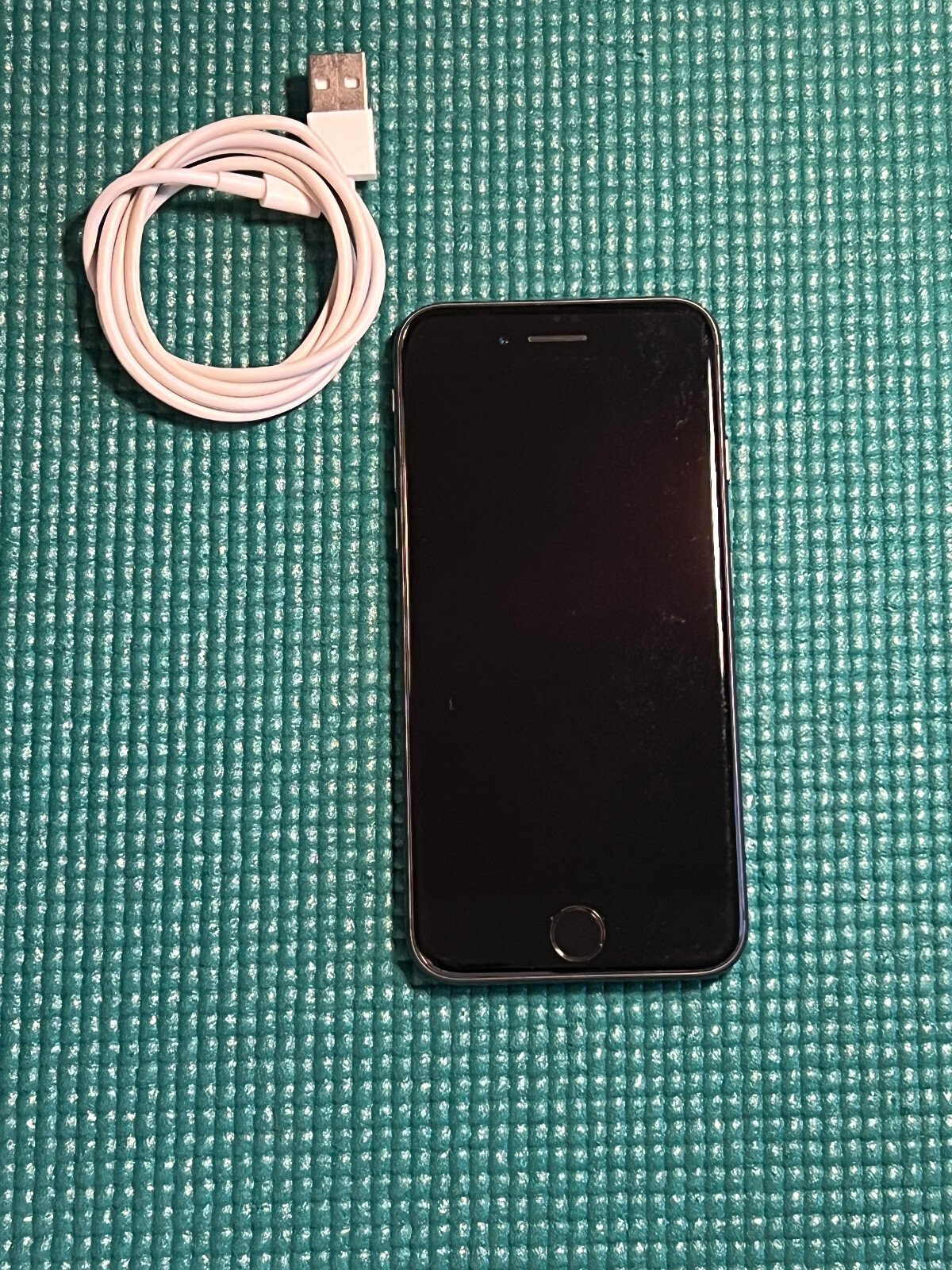 Apple iPhone 8 – 64GB – Space Gray (Unlocked) A1863 (CDMA + GSM)