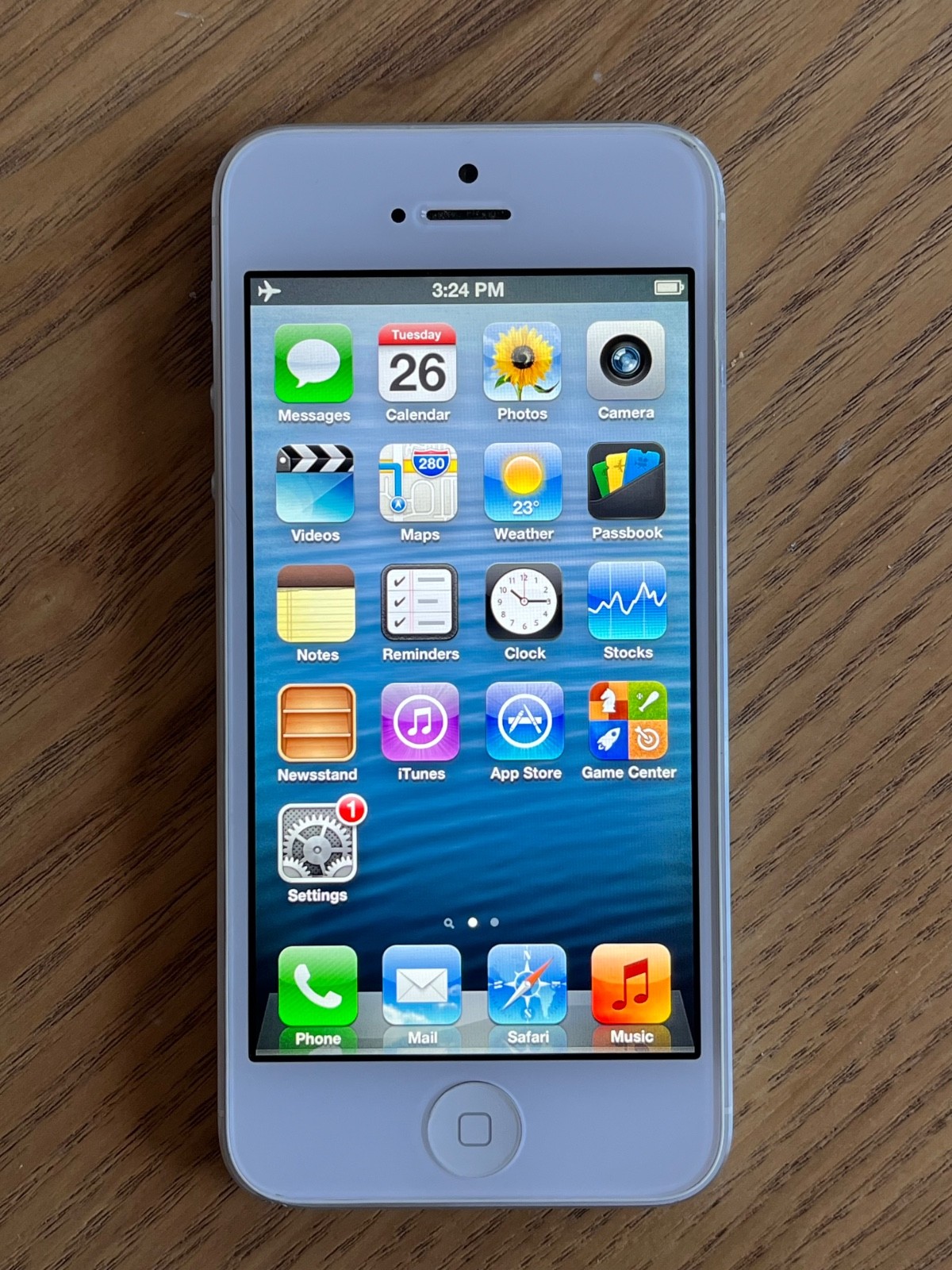 Apple iPhone 5 – 16GB – White & Silver Running iOS 6.1.4 Rare (Unlocked) A1429