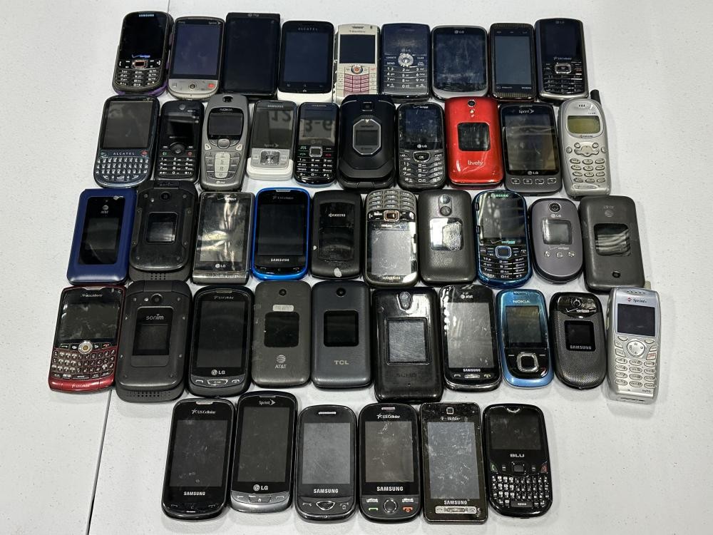 BlackBerry V98, LG LG-VX9200, Sonim XP3plus, Other Dumb Phone – Lot of 45
