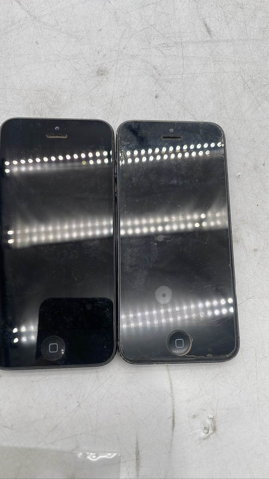 Apple iPhone 5 A1429 4-inch iOS Smartphone Bundle Lot of 2
