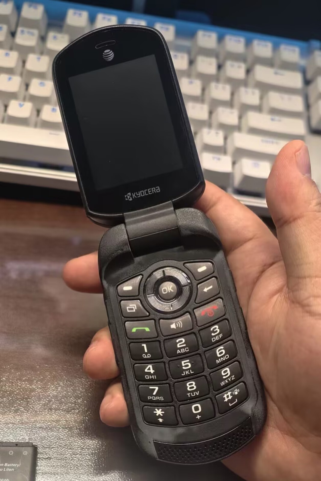 Kyocera DuraXE 4G VoLTE E4710 8 GB – Black (AT&T) Locked / Unlocked Flip Phone