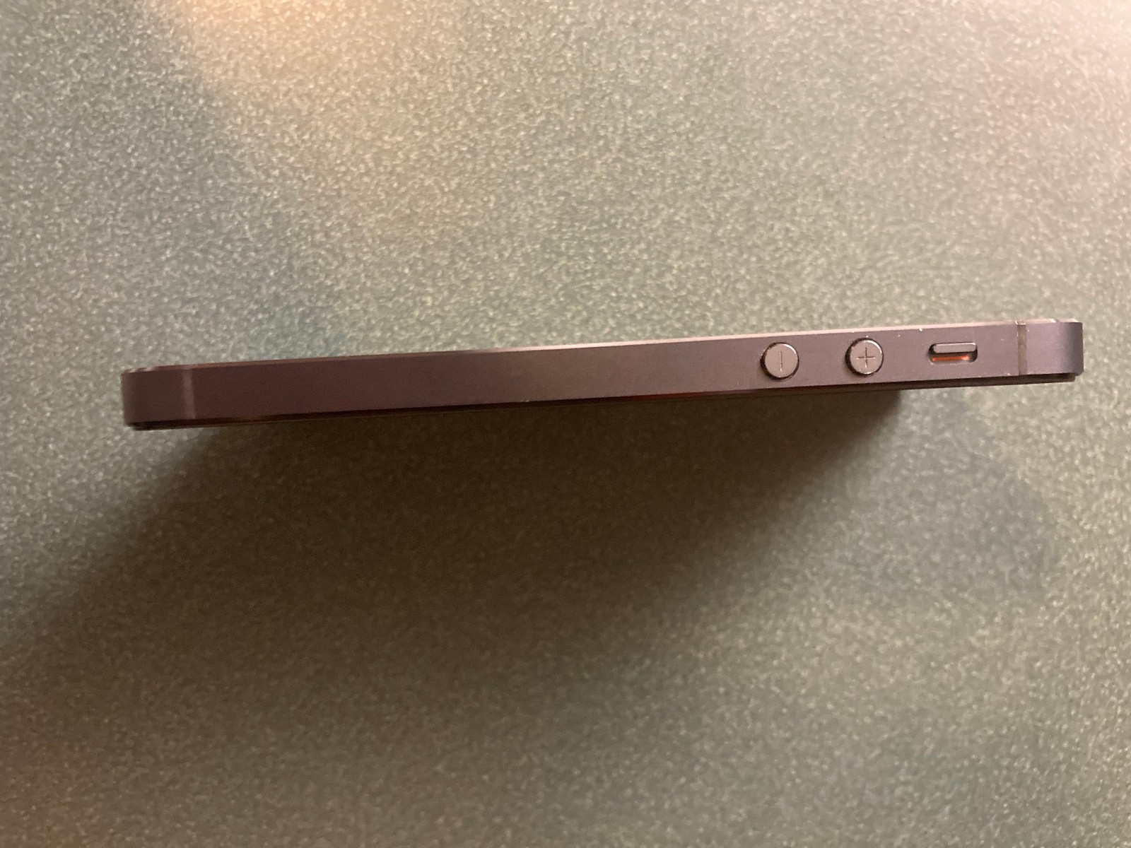 Apple iPhone 5s – 64 GB – Space Gray (Unlocked) Has Battery Issues and 1 nick