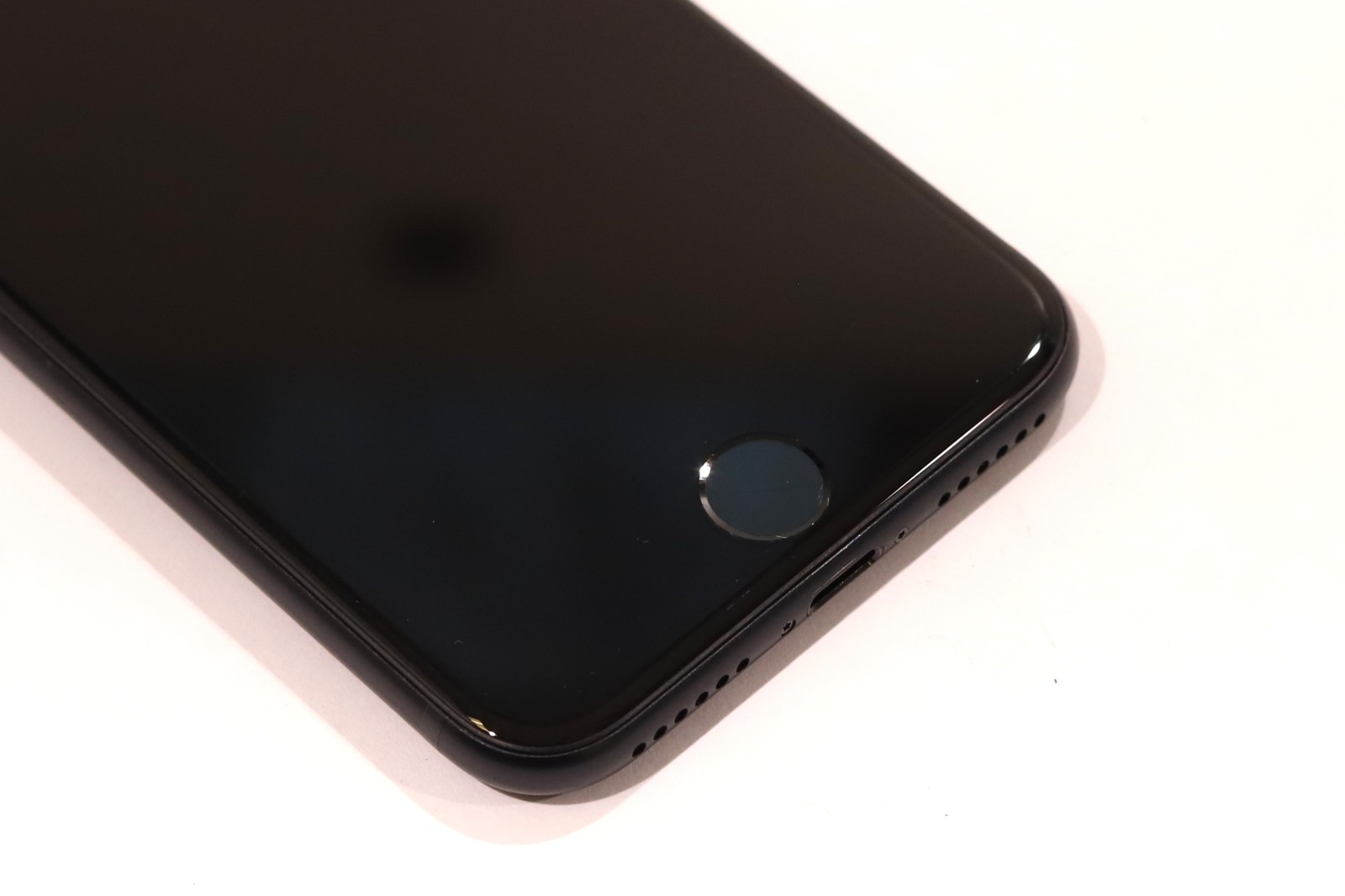 Apple iPhone SE 3rd Gen 64GB A2595 Midnight Black Color Unlocked P/N: MMX53LL/A
