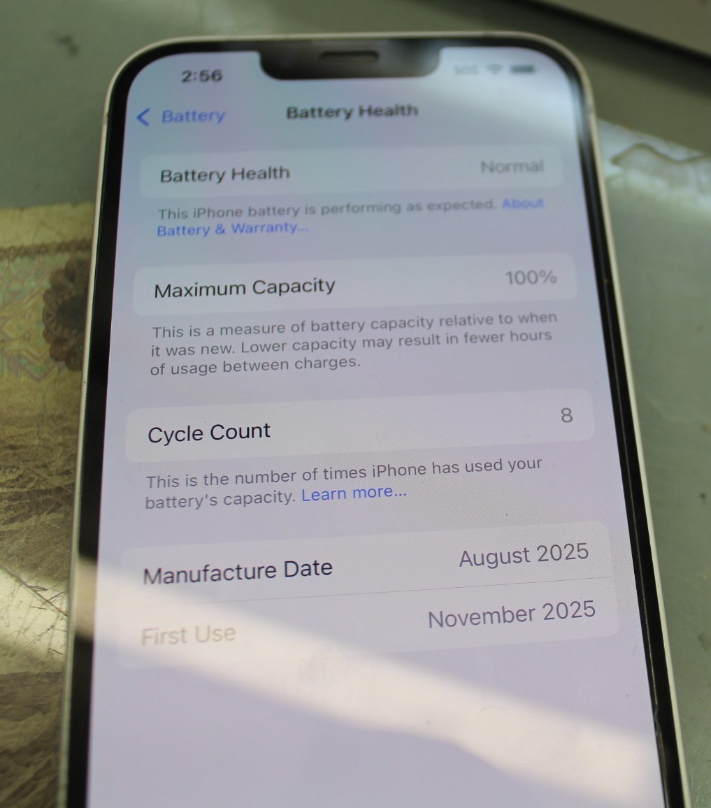 Apple MD0E4LL/A iPhone 16e 128GB – Boost White Smartphone Cycle Count 8