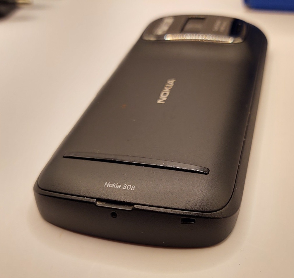 Nokia 808 Pureview Smart phone Cell phone – COMPLETE – Black, with extras!