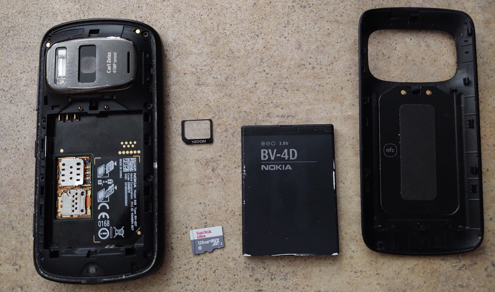 Nokia 808 Pureview Smart phone Cell phone – COMPLETE – Black, with extras!