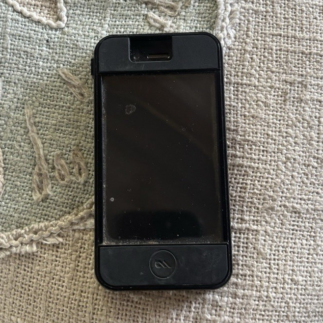Apple iPhone 4 Model A1387 16GB Black 8MP Camera Bar Style Smartphone