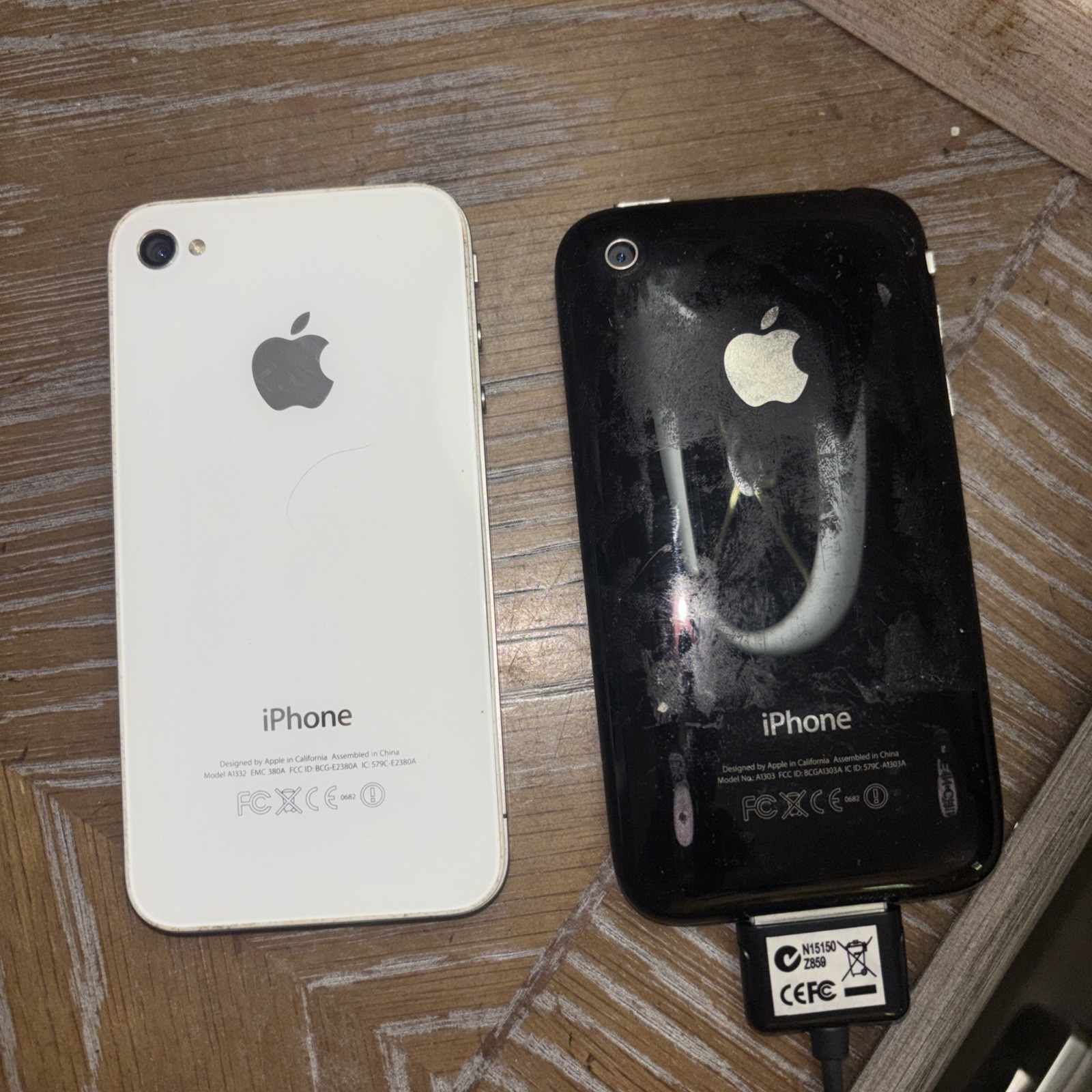 Apple iPhone 3 A1303 Black and Apple iphone A1332 white. Parts only not working