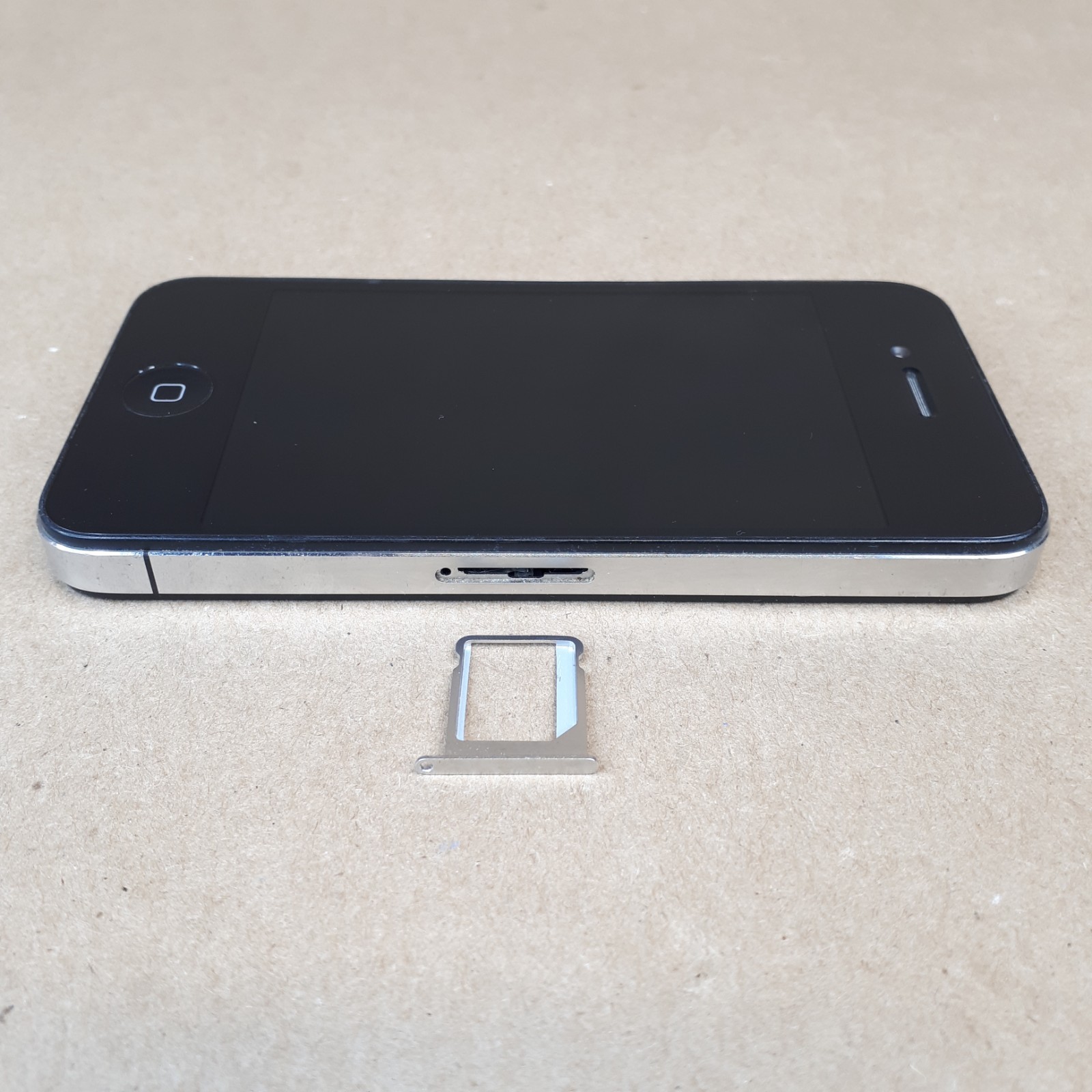 Apple iPhone 4 A1332 16 GB Black Rogers 3.5 Inch A4 512 MB Lot of 2 E6908