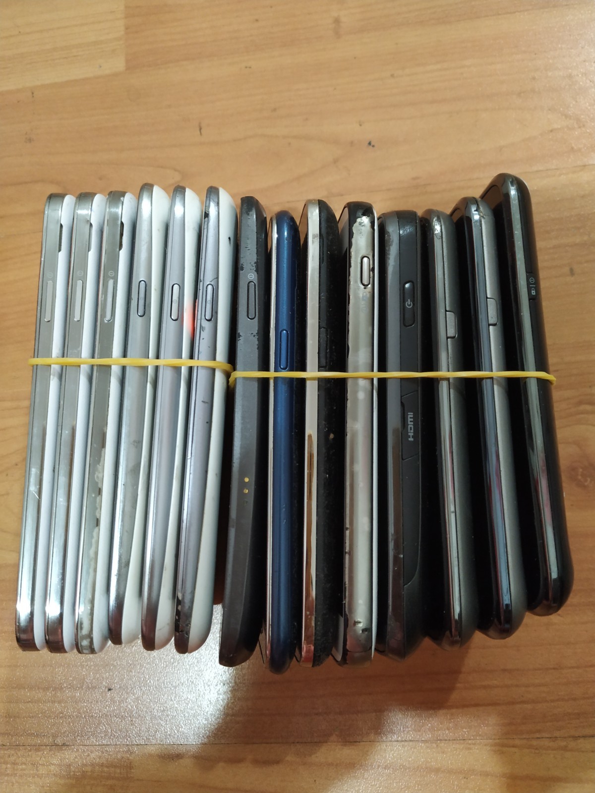 Lot of 14 Mixed model Samsung Galaxy S4 (3pc) and S3 (3pc) and other for parts