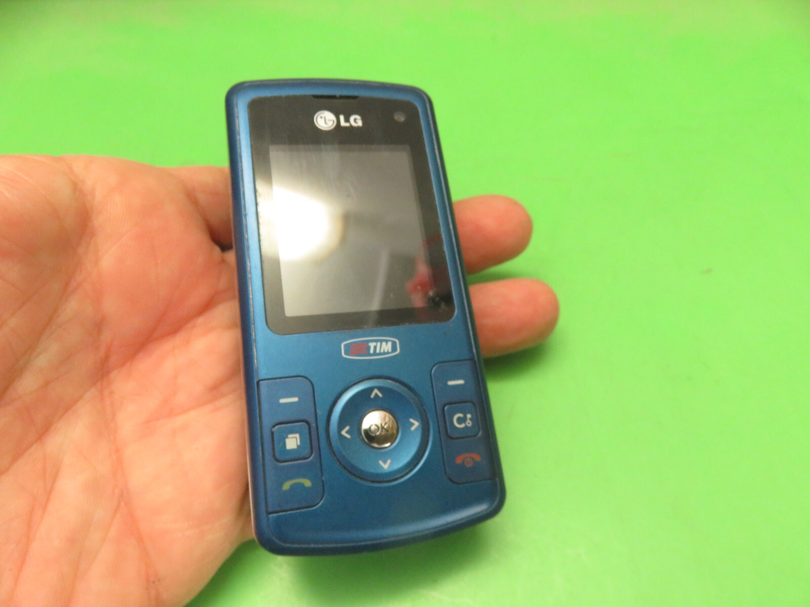 Vintage LG UMTS KU385 Phone Without Battery – Read Description