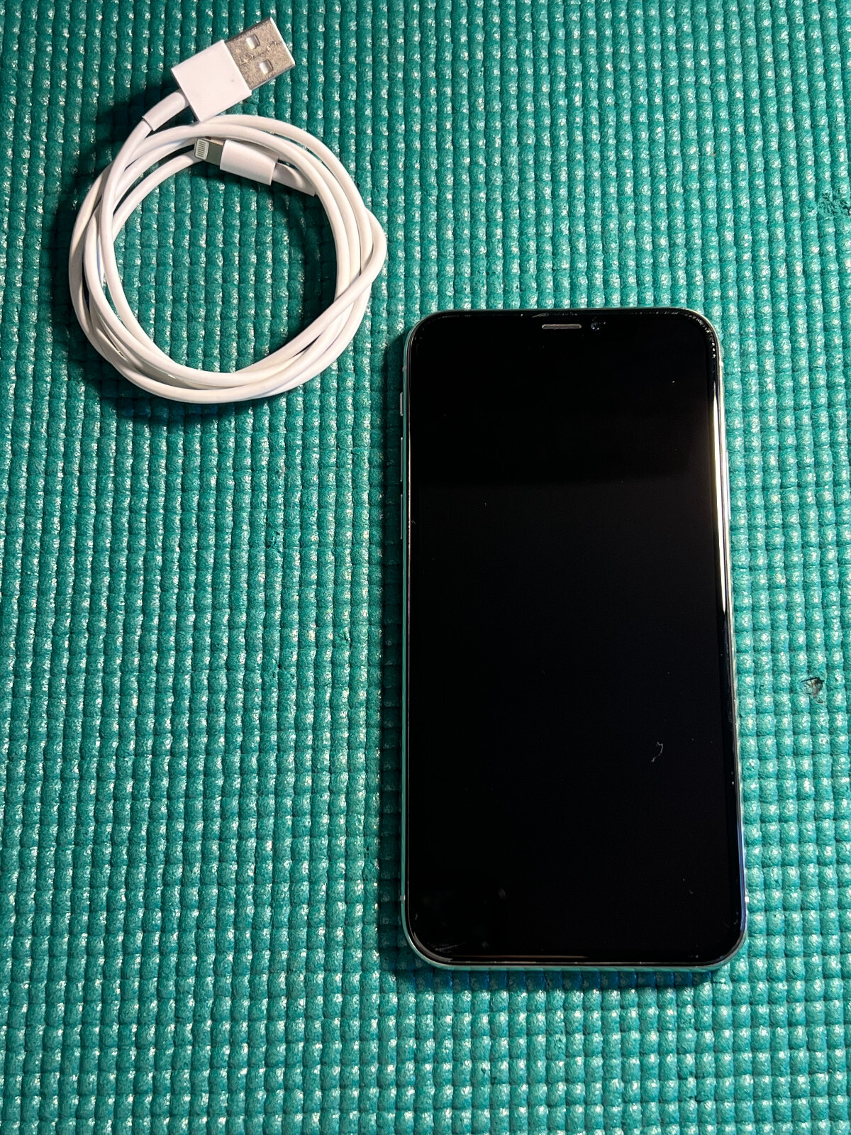 Apple iPhone X – 64GB – Silver (Unlocked) A1865 (CDMA + GSM)