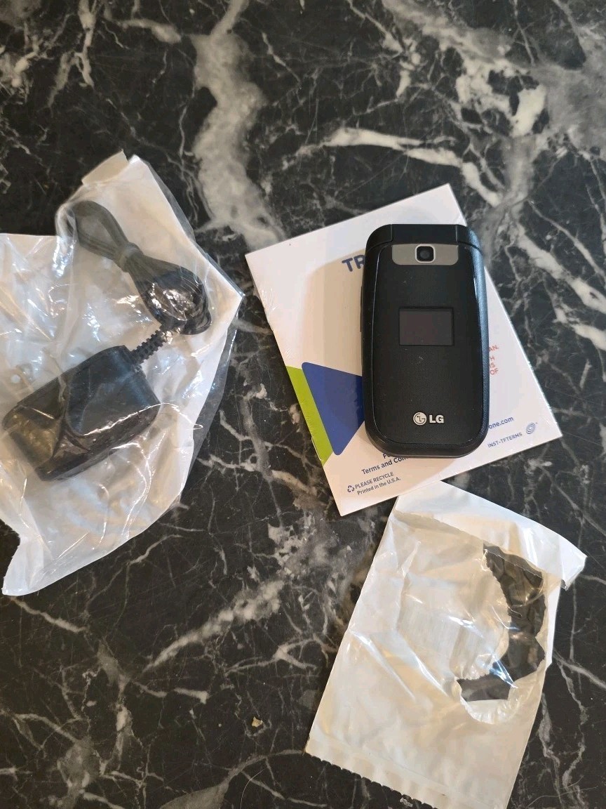 LG True C441 – Gray and Black Trackphone.