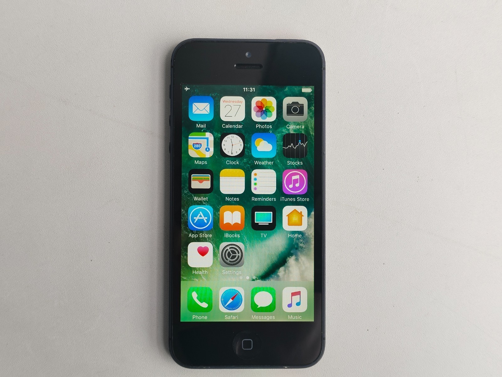 Working Apple iPhone 5 – 16/32GB Black/White Factory UNlocked(any carrier) GIFT