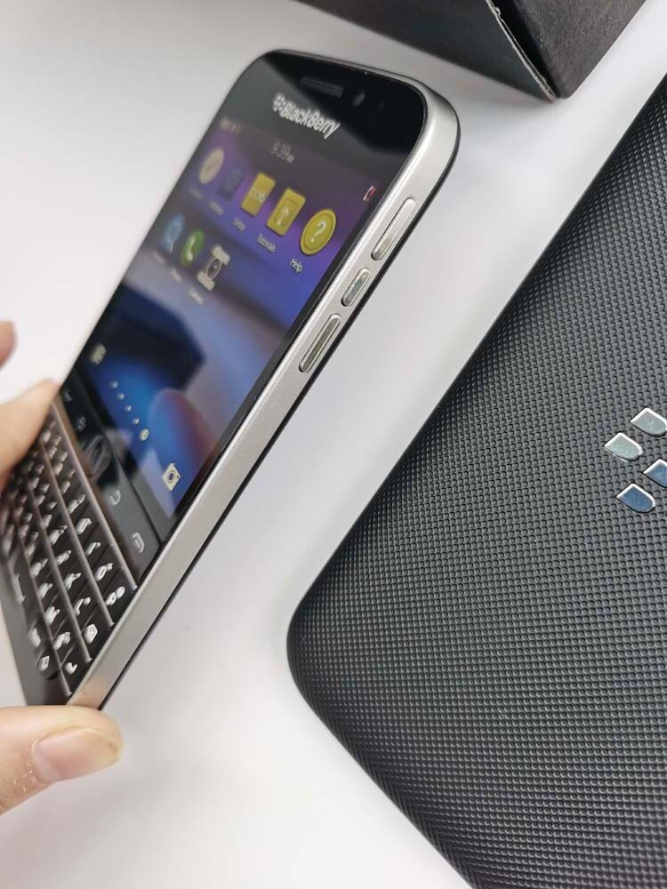 BlackBerry Classic Q20 Unlocked 16GB Keyboard Smartphone
