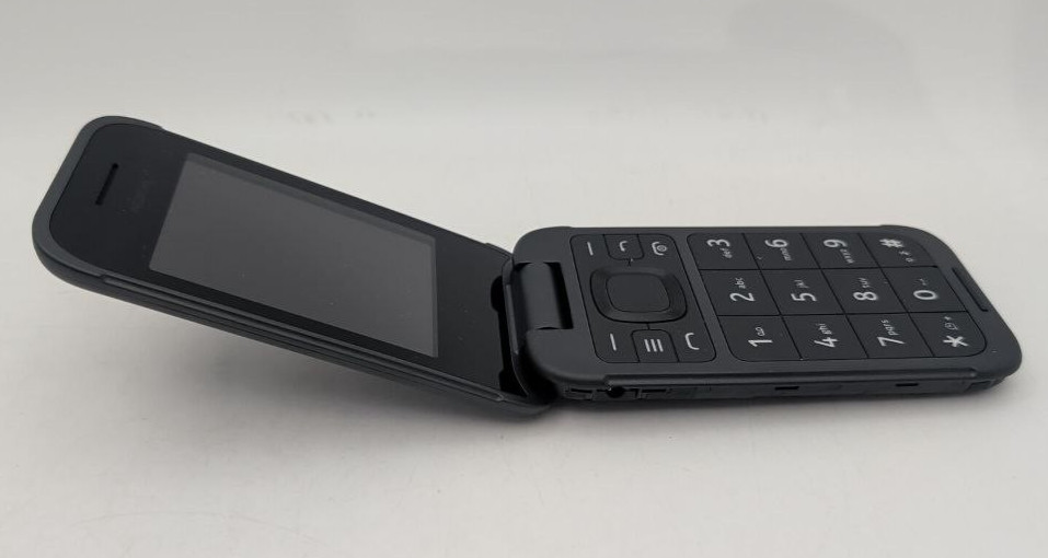 Nokia 2760 Flip 4G LTE Cellphone 4GB 2.8″ 5MP Locked Tracfone Kaios 3.0 WiFi