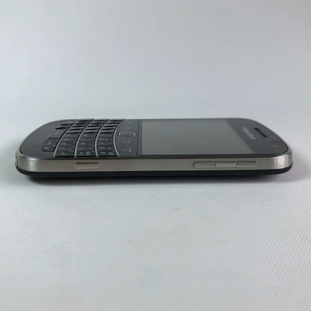 Original BlackBerry Bold 9900 (Unlocked) WiFi 5MP Camera 8GB Touchscreen Phone
