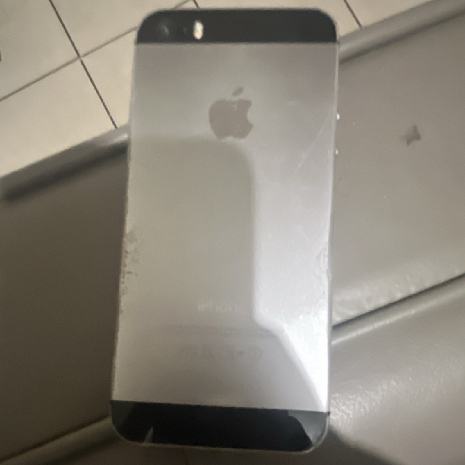 Apple iPhone 5s Silver/Black 8MP Bluetooth Wi-Fi Lightning 4.0in Screen