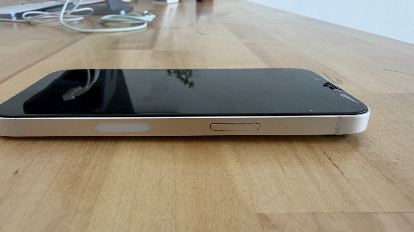Apple iPhone 13 – 128GB (AT&T / Cricket) STARLIGHT – BAD LCD – CRACKED BACK