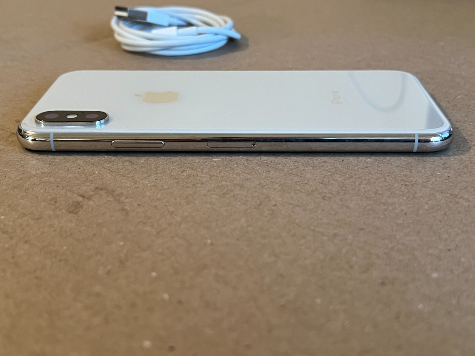 Apple iPhone X – 64GB – Silver (Unlocked) A1865 (CDMA + GSM)