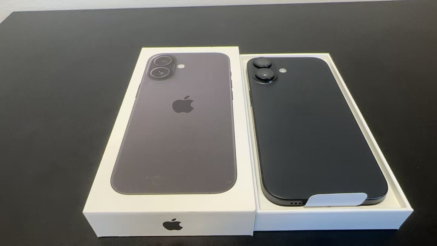 New Open Box Apple iPhone 16 128GB Black (AT&T Cricket ONLY) (100% Battery)