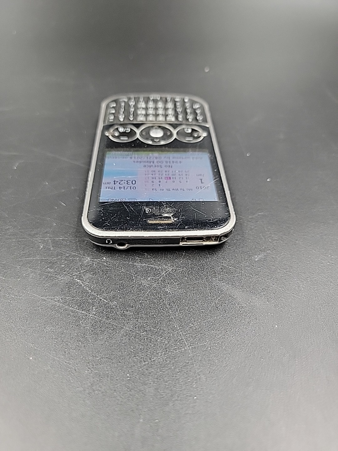 LG 900G – Black and Gray ( TracFone ) Cellular Candybar Phone
