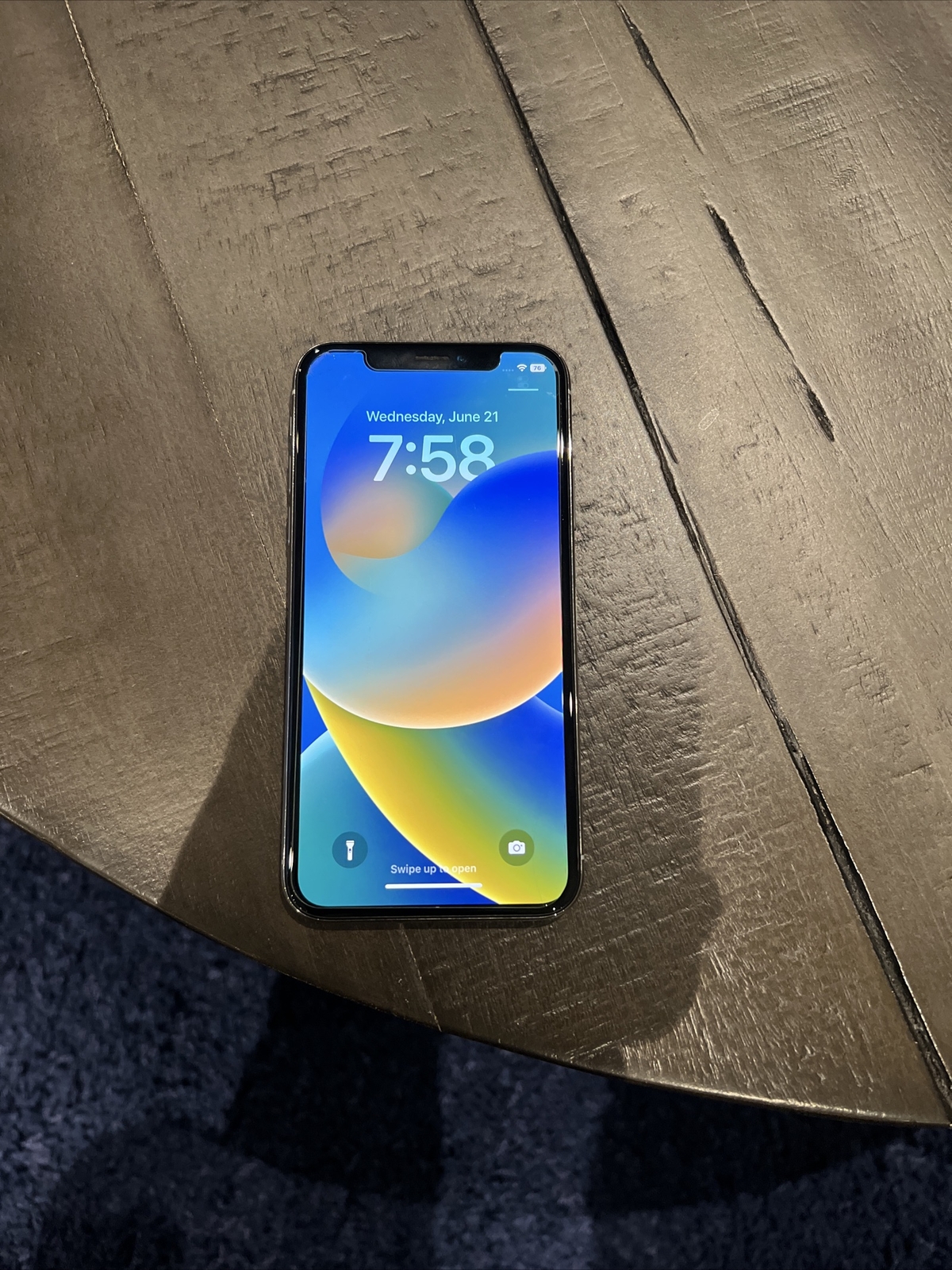 Apple iPhone X – 64GB – Silver (Verizon) A1865 (CDMA + GSM)