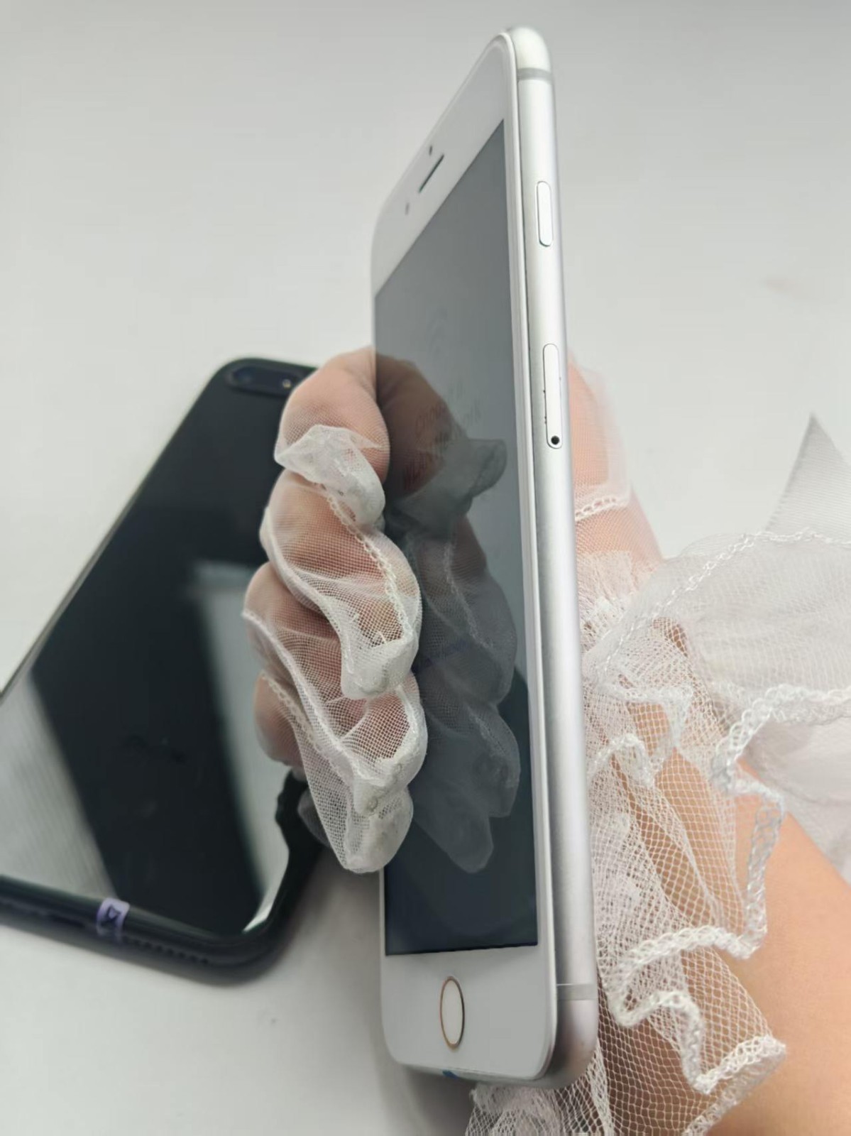 Apple iPhone 8 Plus – Unlocked Smartphone GOOD(any carrier)