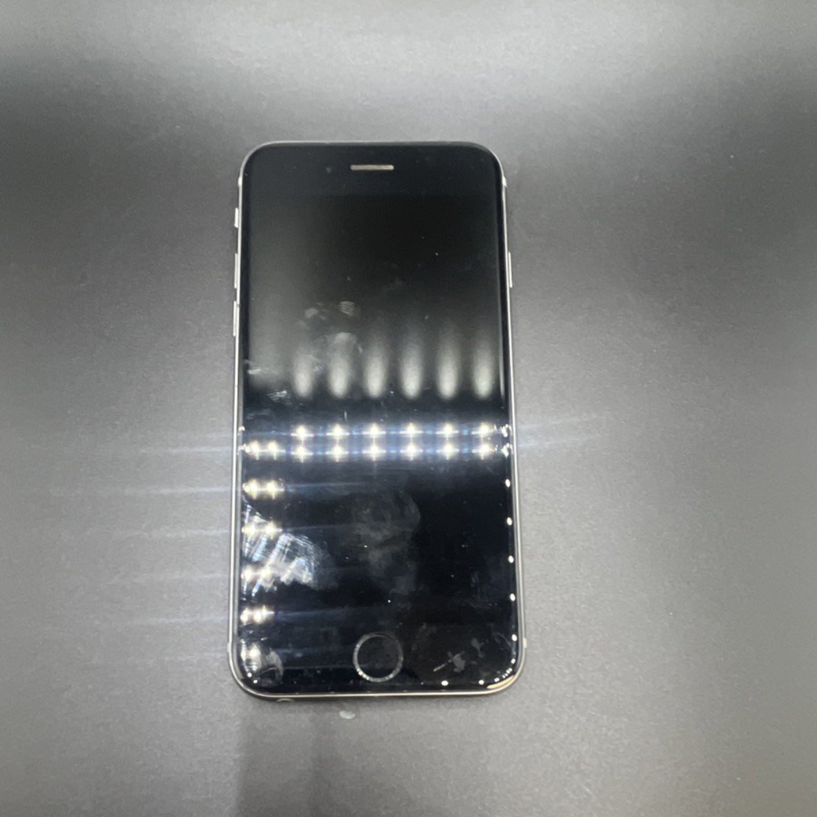 Apple iPhone 6s Gray 12MP 2GB RAM 4.7″ Bluetooth Wi-Fi NFC Smartphone
