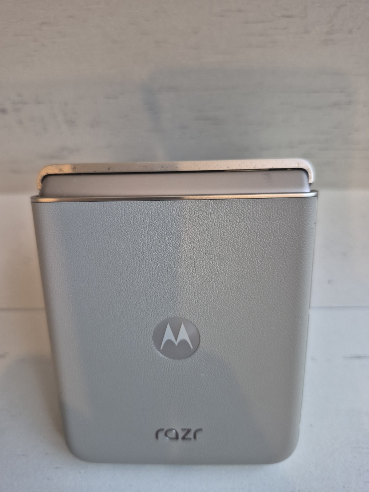 Motorola razr Flip 5G PHONE- Android, Beige/Black 6.5 int screen 3.6 ext screen