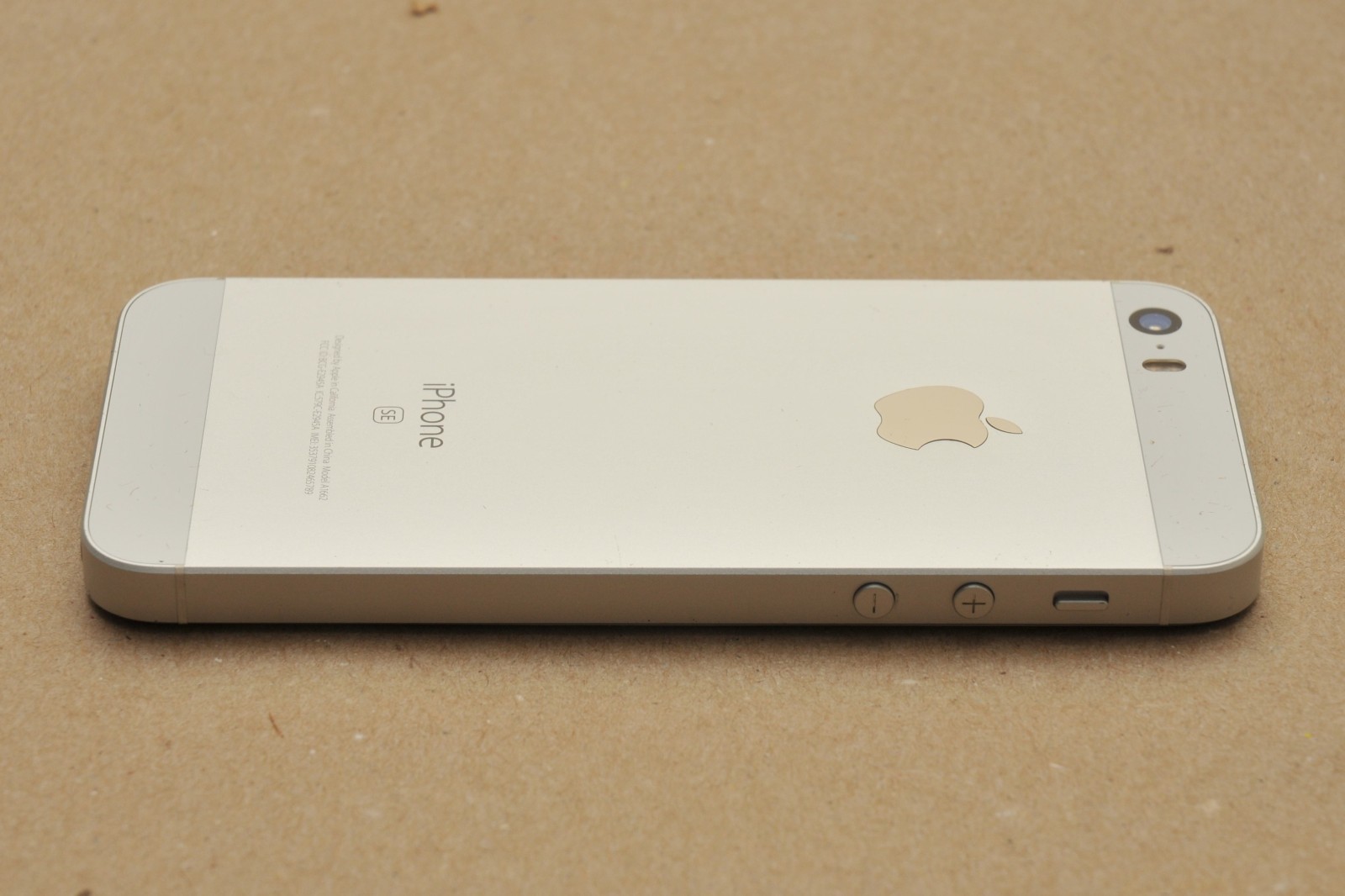 Apple iPhone SE 1st Gen A1662 32GB White/Silver Network Unlocked iOS 10.3.3