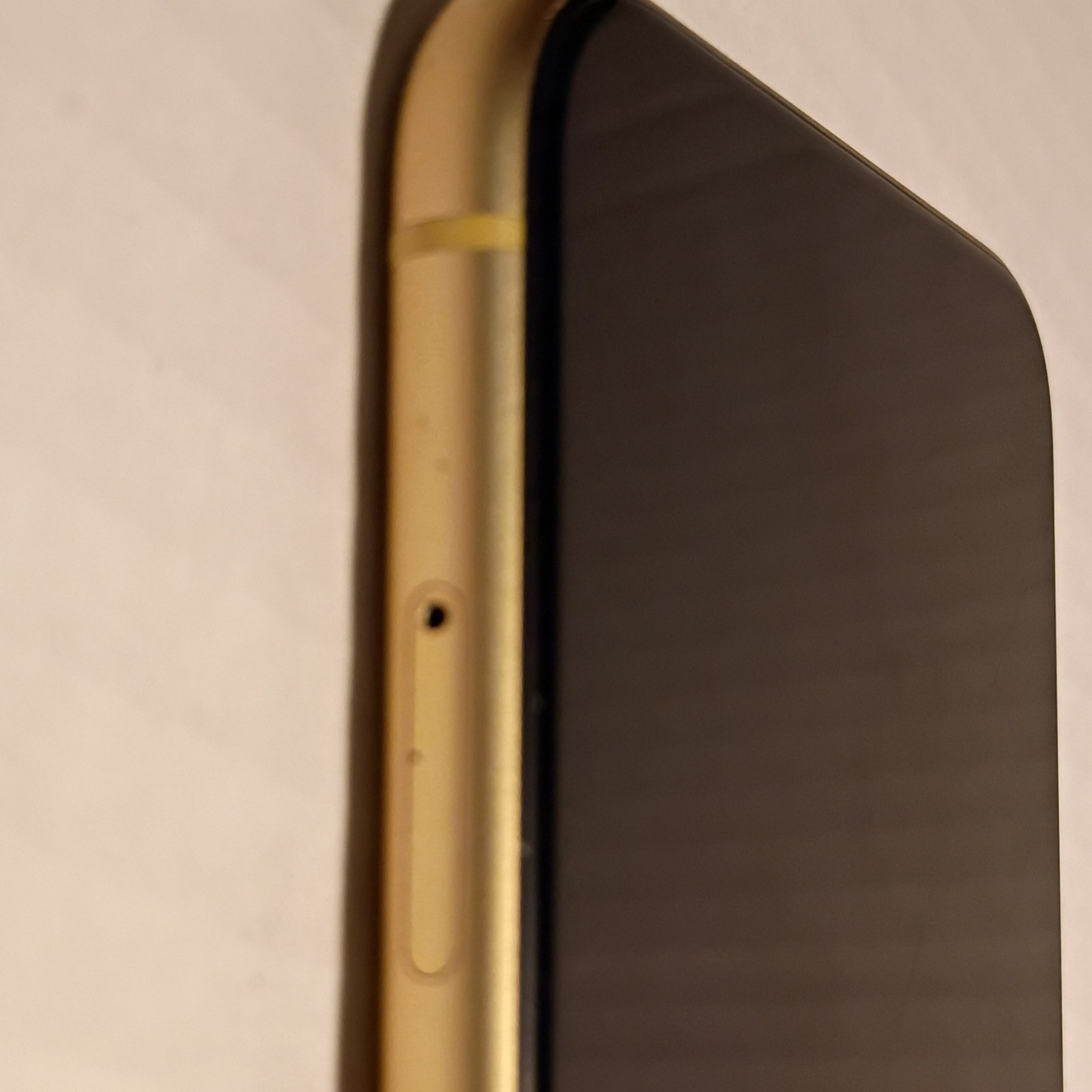 Apple iPhone XR 64GB Yellow 12MP Smartphone FOR PARTS/NOT WORKING