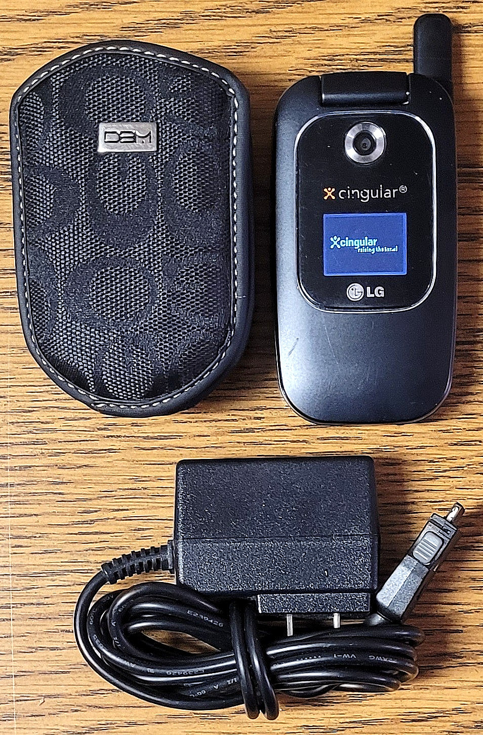 LG CU400 – Black and Gray ( AT&T ) Rare Cellular Flip Phone – Bundled